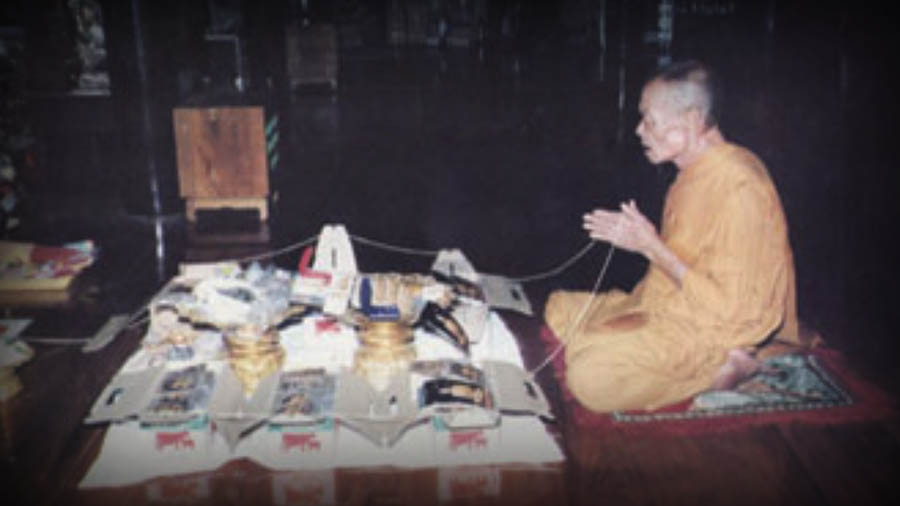 Luang Por Hyord of Wat Gaew Jaroen Blesses Amulets