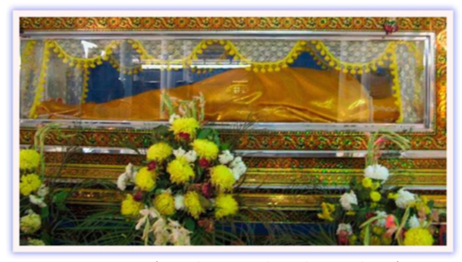 Luang Por Pratueang in Glass Coffin at Wat Dan Jaroen Chai